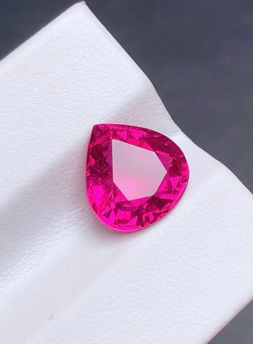 天然卢比来碧玺裸石戒面颜色艳丽玫红色尺寸11*10.5*6重4.4ct。