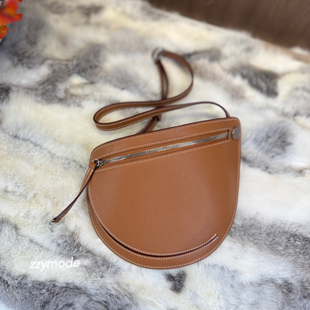 2025新款Petite Course月牙包 独家 金棕epsom蜡线全手工