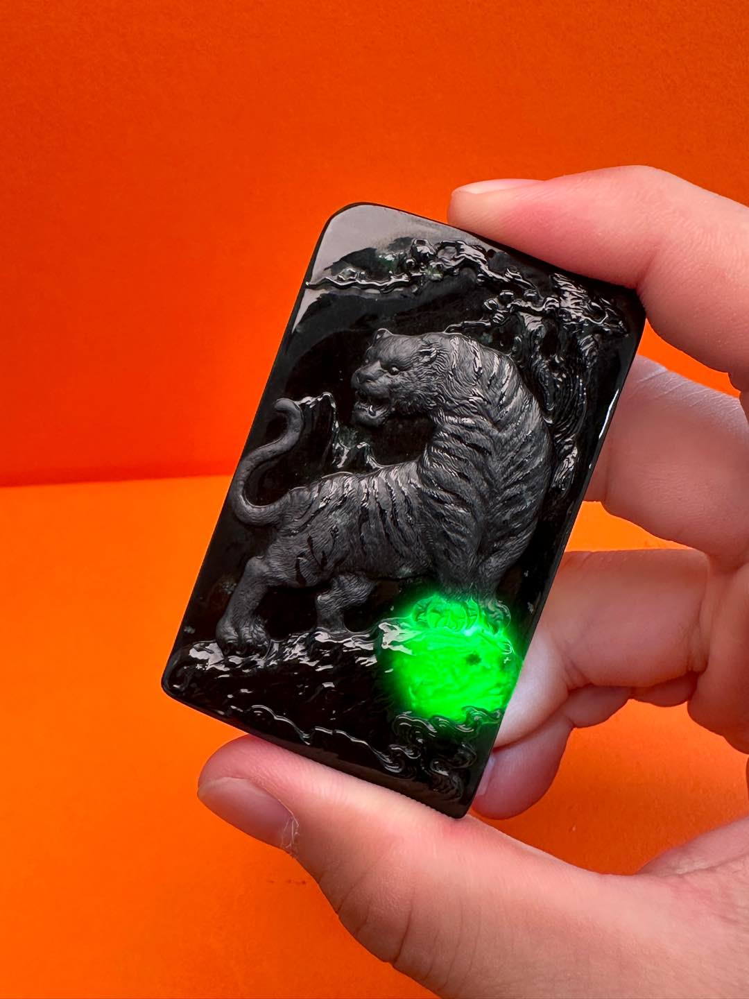 精品墨翠山上虎吊坠 天然翡翠虎牌牌子