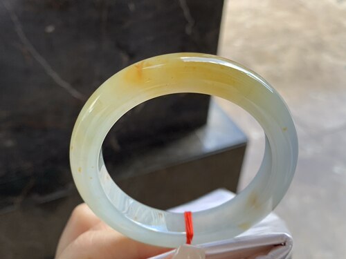 翡翠黄翡手镯 底子细腻有种水 颜色漂亮 圈口54 55