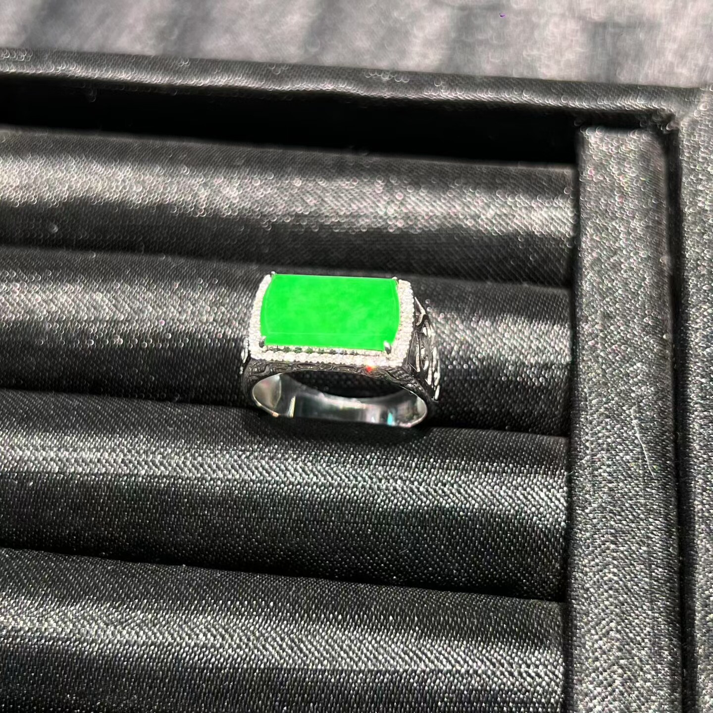 男款翡翠马鞍戒 18K金镶嵌