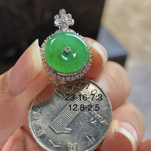 翡翠阳绿色平安扣吊坠 18k金钻镶嵌