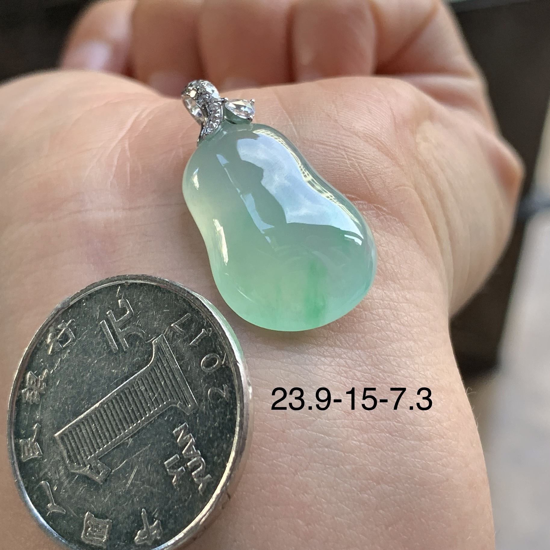 翡翠冰种飘绿福瓜吊坠 18k金钻镶嵌