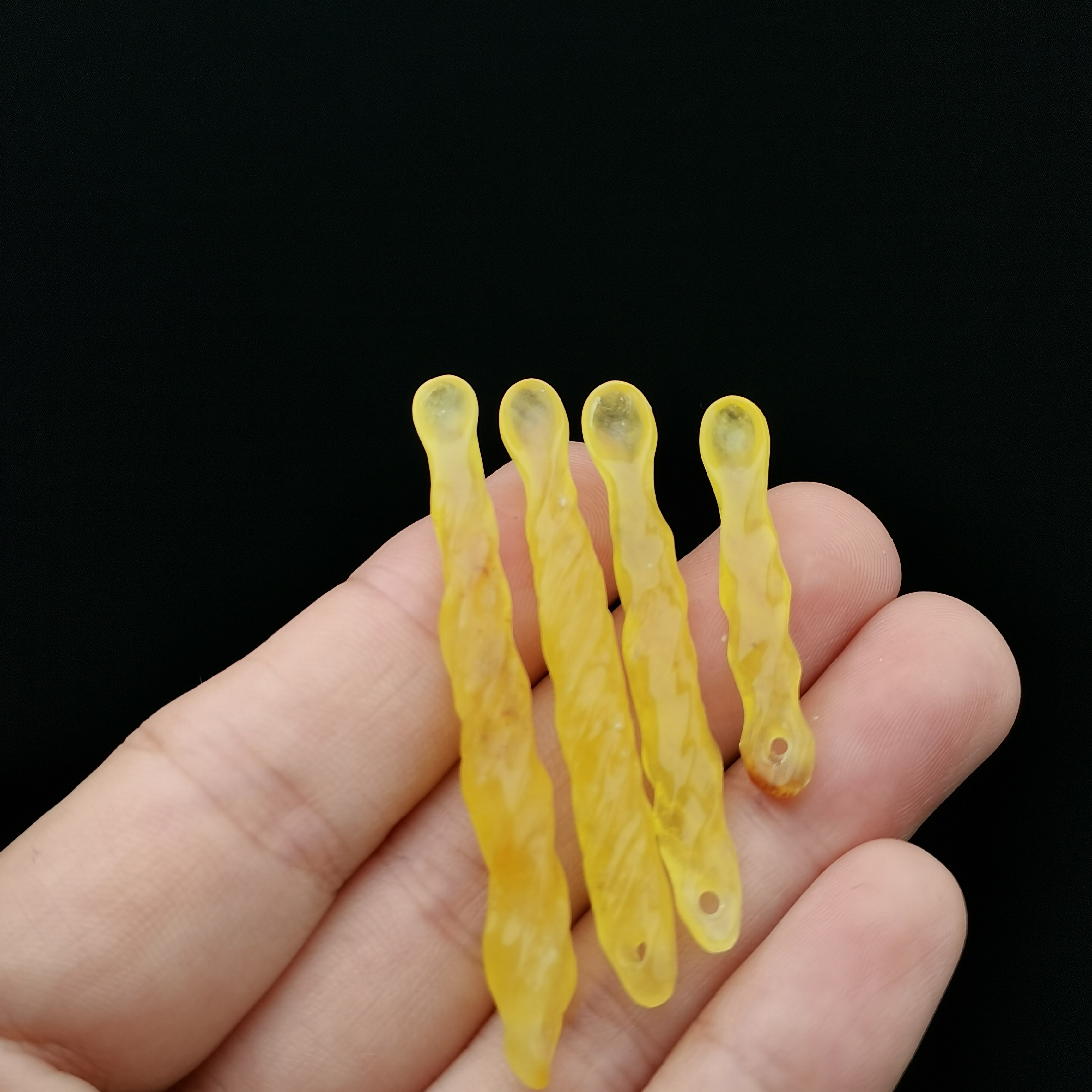 天然原矿琥珀蜜蜡全手工雕刻耳勺焦皮料鸡油黄沁色植物文玩配饰珠