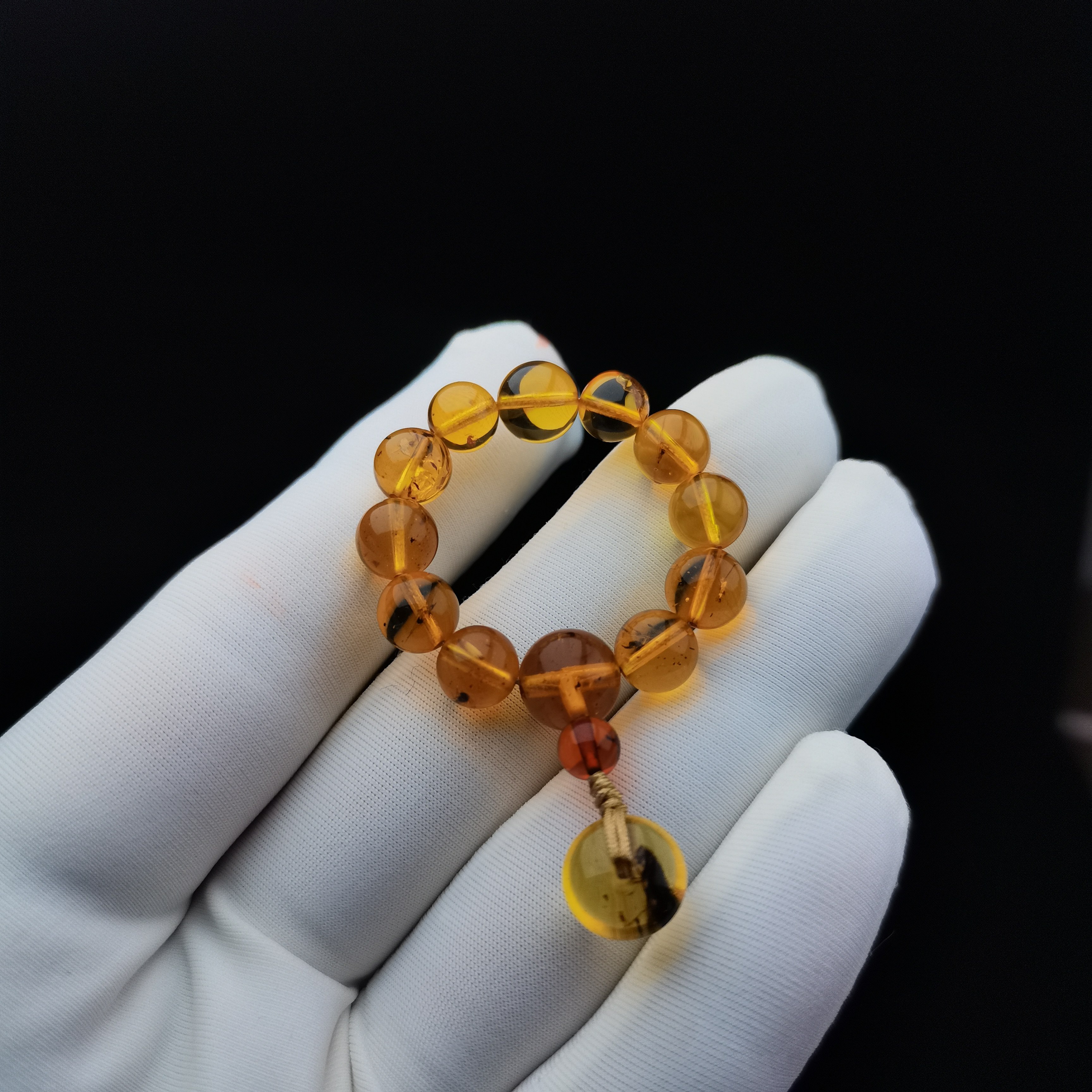 天然原矿琥珀蜜蜡虫珀手指文玩小手捻绕指柔念珠颗颗带虫手串猴头