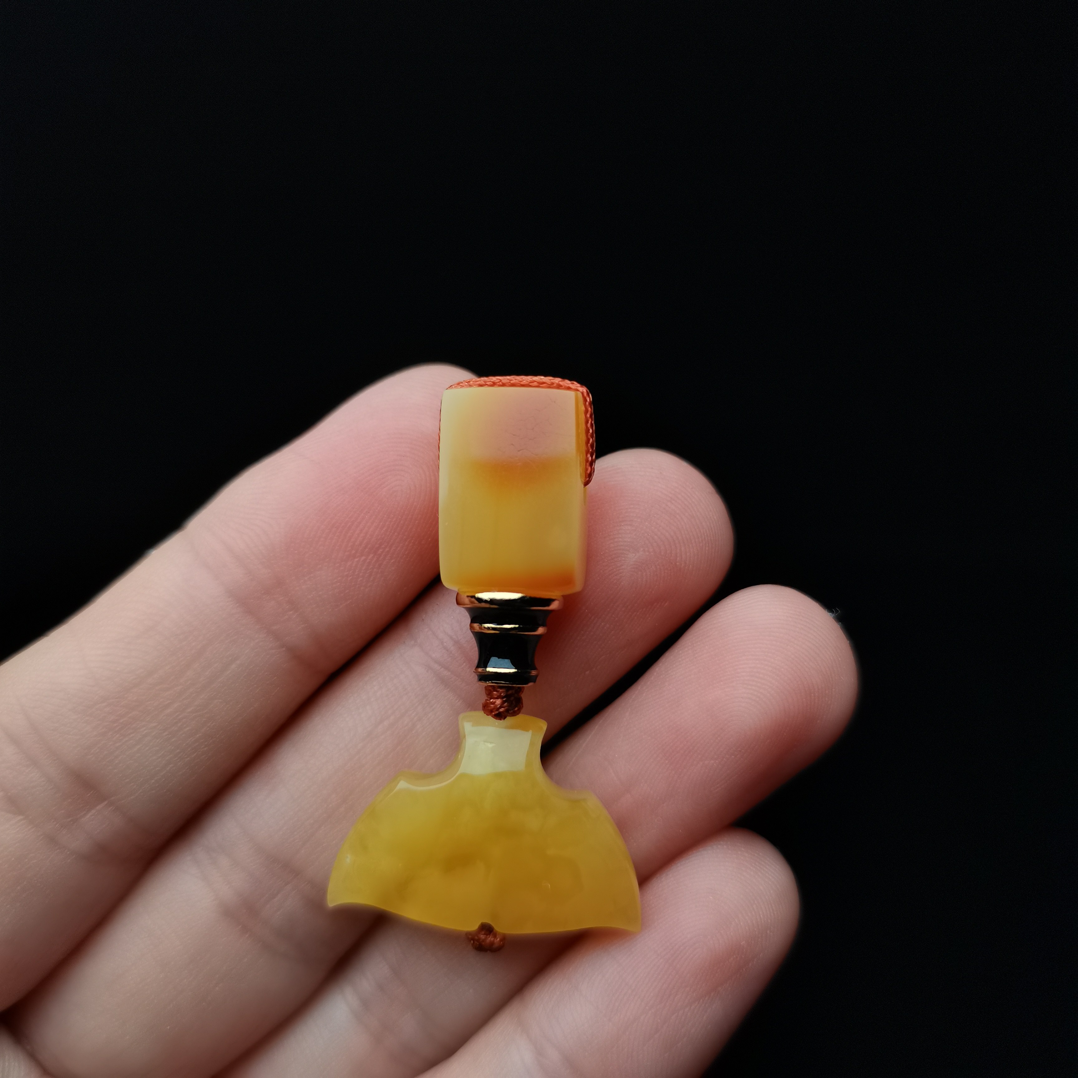 天然原矿同料蜜蜡焦皮料沁色鸡油黄三通鱼尾背云文玩手串配饰猴头