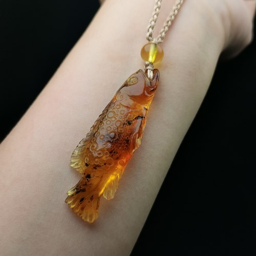 天然抚顺琥珀豆油黄植物双面鱼吊坠搭配琥珀金珀血毛衣链简约百搭