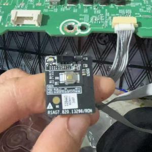 原装海信85U7N按键接收头 RSAG7.820.13296 实物图