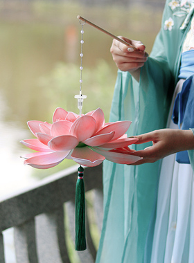 元宵发光手提莲花荷花灯笼装饰放灯行走表演秀宫灯古风汉服拍照道