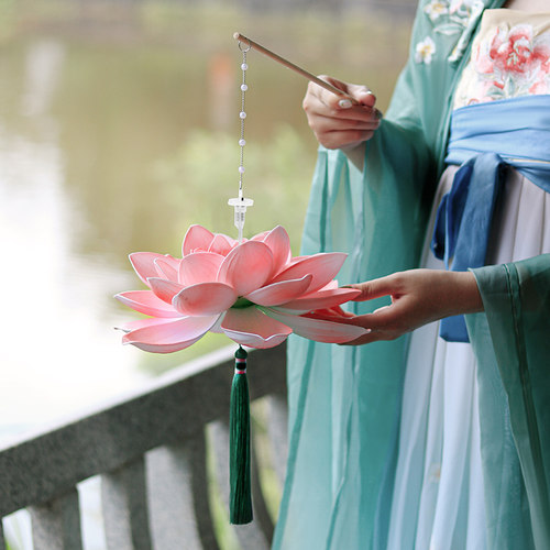 中国风中秋荷花宫灯表演道具