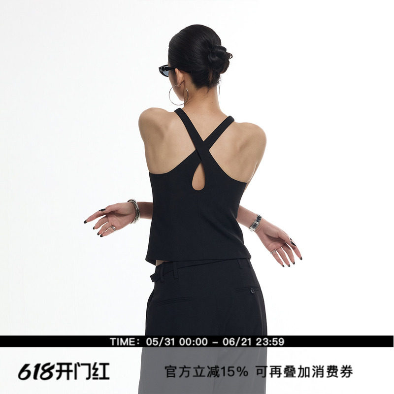 ourhour 职场辣妹 交叉水滴美背黑色削肩挂脖设计感马甲2026春夏