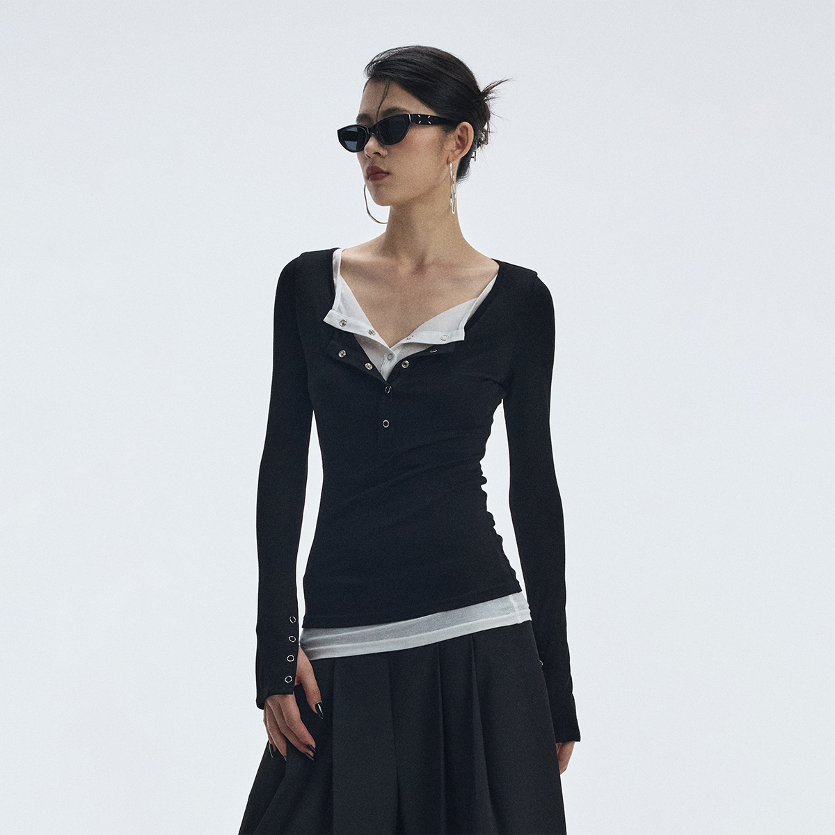 ourhour 撒银内里 黑白撞色假两件天丝亨利领打底衣 女设计感上衣