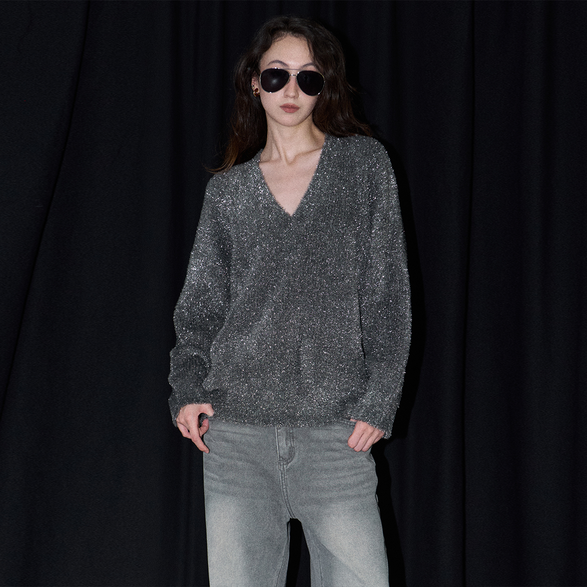 ourhour 松弛慵懒 深灰银丝亮闪V领宽松毛衣 女秋季设计感针织衫