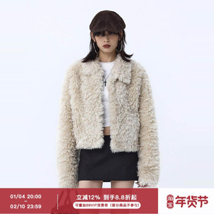 ourhour 皮毛一体 浅杏色翻领钩扣毛绒短款外套 女冬设计感厚上衣