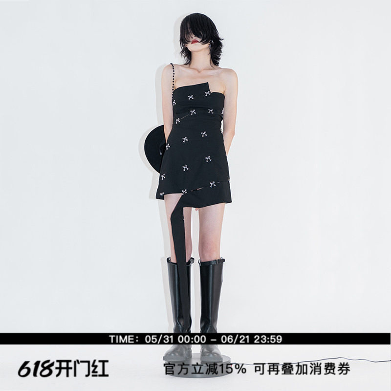 ourhour 原创设计旋转钉扣抹胸连衣裙女夏修身显瘦斜边不规则短裙