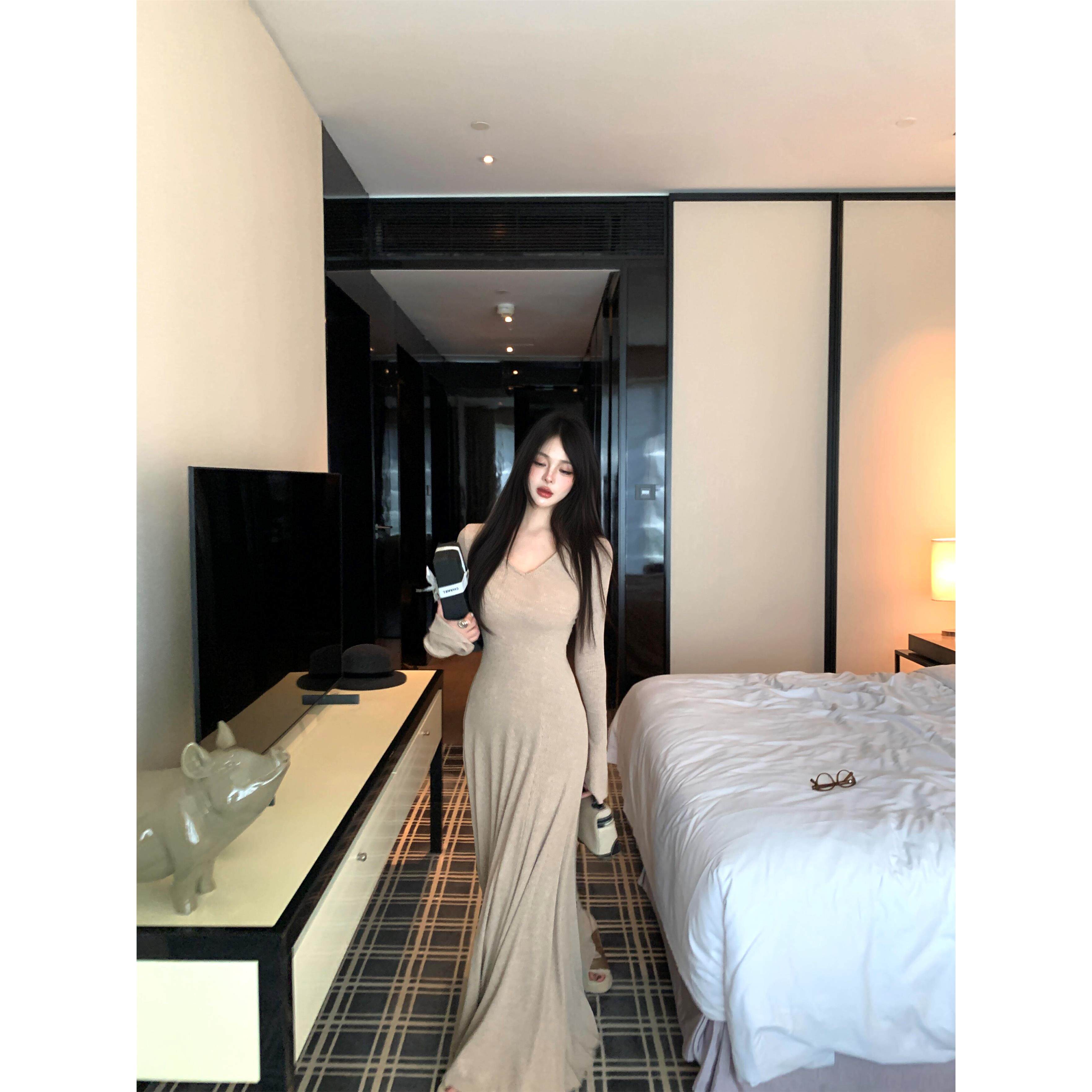 黑色草莓v领针织连衣裙女秋冬季长袖收腰裙子杏色修身气质a字长裙