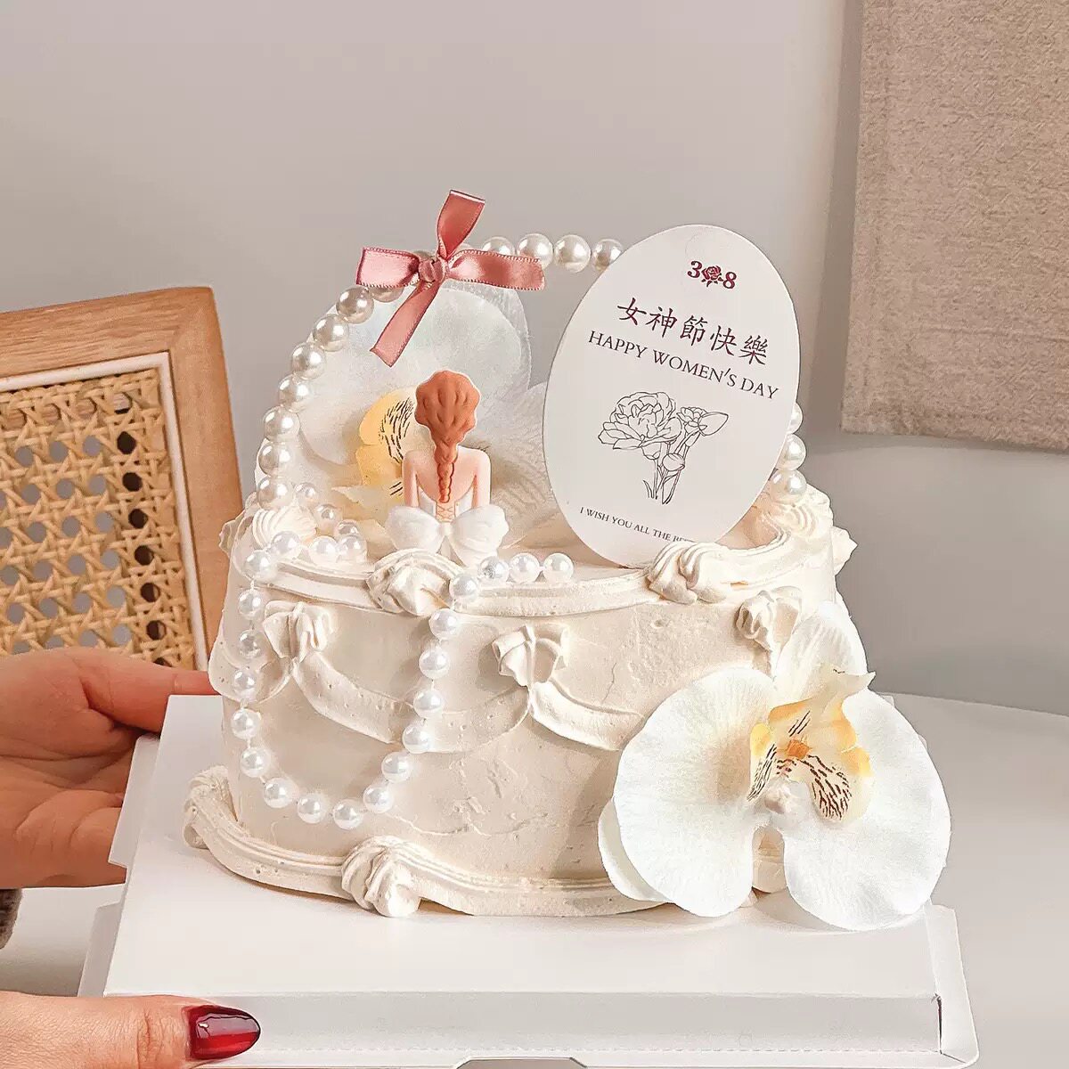 38妇女节背影女神蛋糕装饰摆件唯美蝴蝶兰珍珠链节日甜品台插件