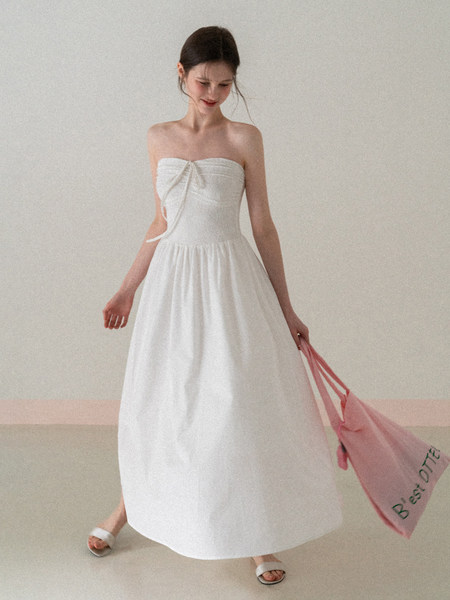 Woman wearing a white strapless maxi dress