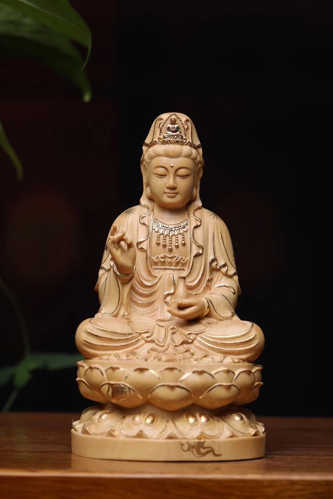 小叶黄杨木精雕描金净瓶观音摆件