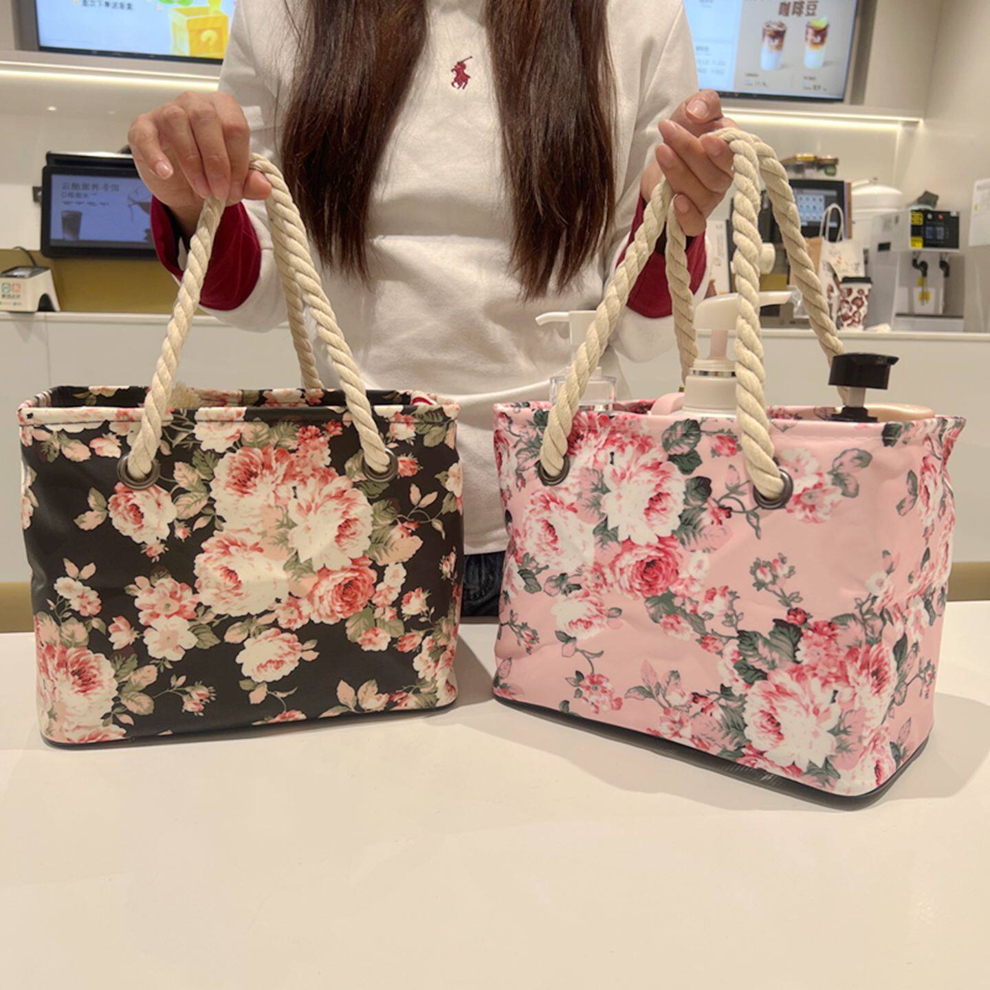 新品洗澡蓝碎花女大容量过胶帆布洗漱用品收纳手提健身房沐浴包