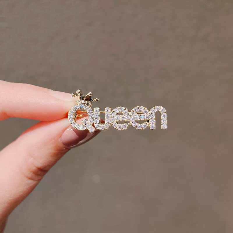 精致字母QUEEN女王胸针女潮个性别针领针防走光扣针开衫西装配饰