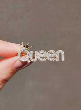 精致字母QUEEN女王胸针女潮个性别针领针防走光扣针开衫西装配饰