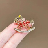 2026新年生肖马年铜钱木马胸针简约轻奢时尚 个性 可爱小马胸花配饰