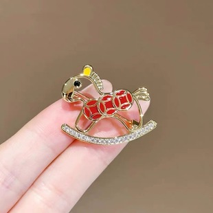 2026新年生肖马年铜钱木马胸针简约轻奢时尚 可爱小马胸花配饰 个性