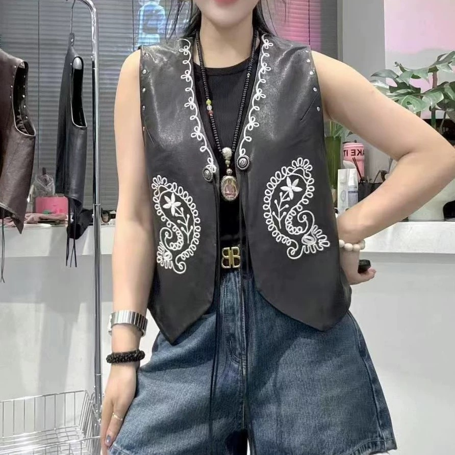 重工刺绣铆钉腰果纹真皮马甲女