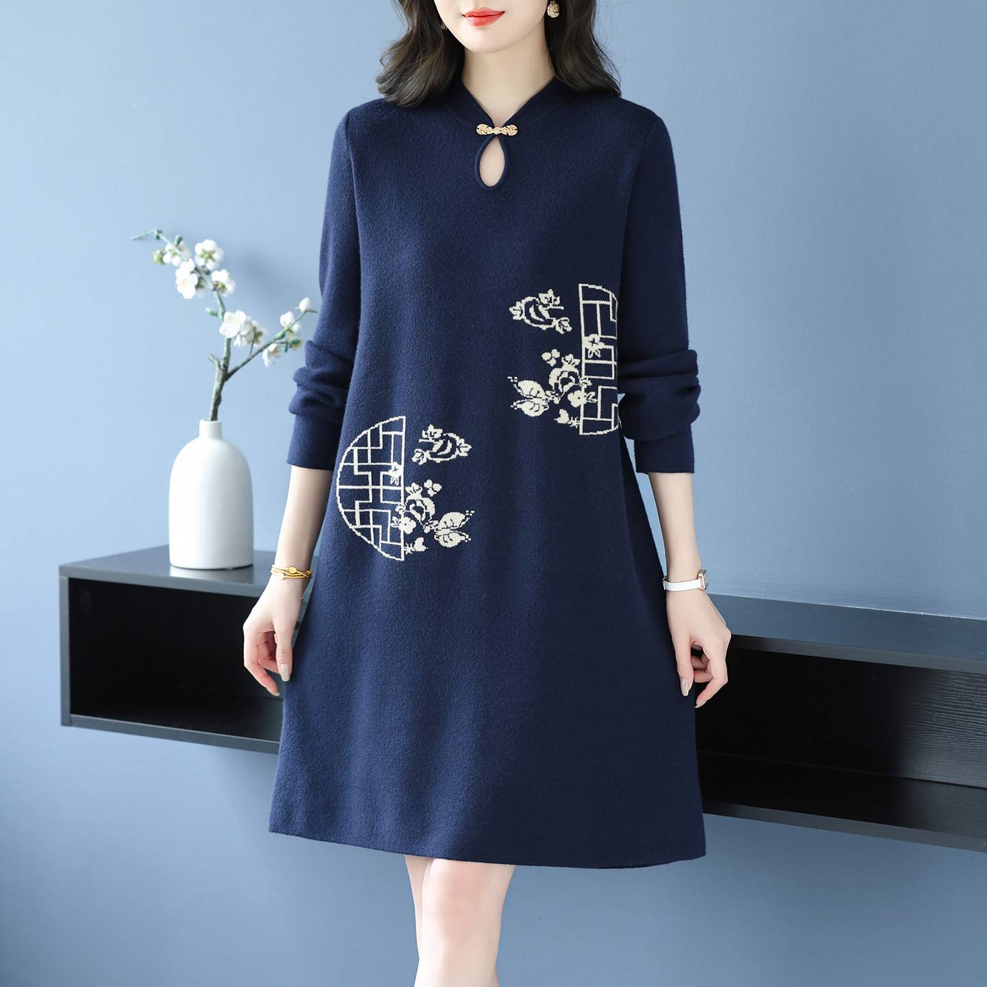 秋冬新款中式立领盘扣刺绣针织连衣裙女显瘦时髦中长款气质毛衣裙