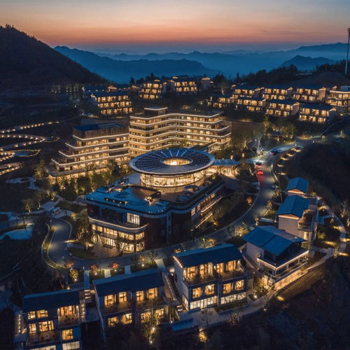 4A级景区梅树底就在酒店山脚下，距离常山站、衢州站约1小时车程 设有高倍望远镜与云顶观星露台，悬崖恒温嬉水泳池可饱览山景，畅游山野 四周群山延绵拱卫，赏日落、竹林、云海、山野等景观