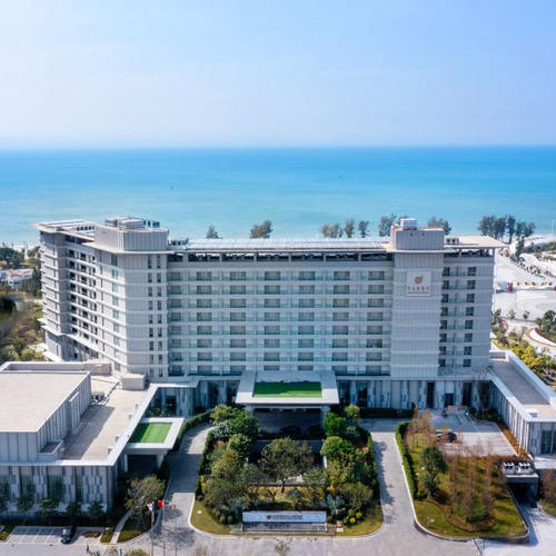位于北海银滩国家旅游度假区内，酒店临海依滩而建，出门步行可至银滩滨 酒店位于银滩景区正门，足不出户可观赏落日美景 尽览银滩一线海景，出门步行可至银滩滨海浴场 配套益智娱乐于一体的室内儿童活动中心及户外儿童活动场