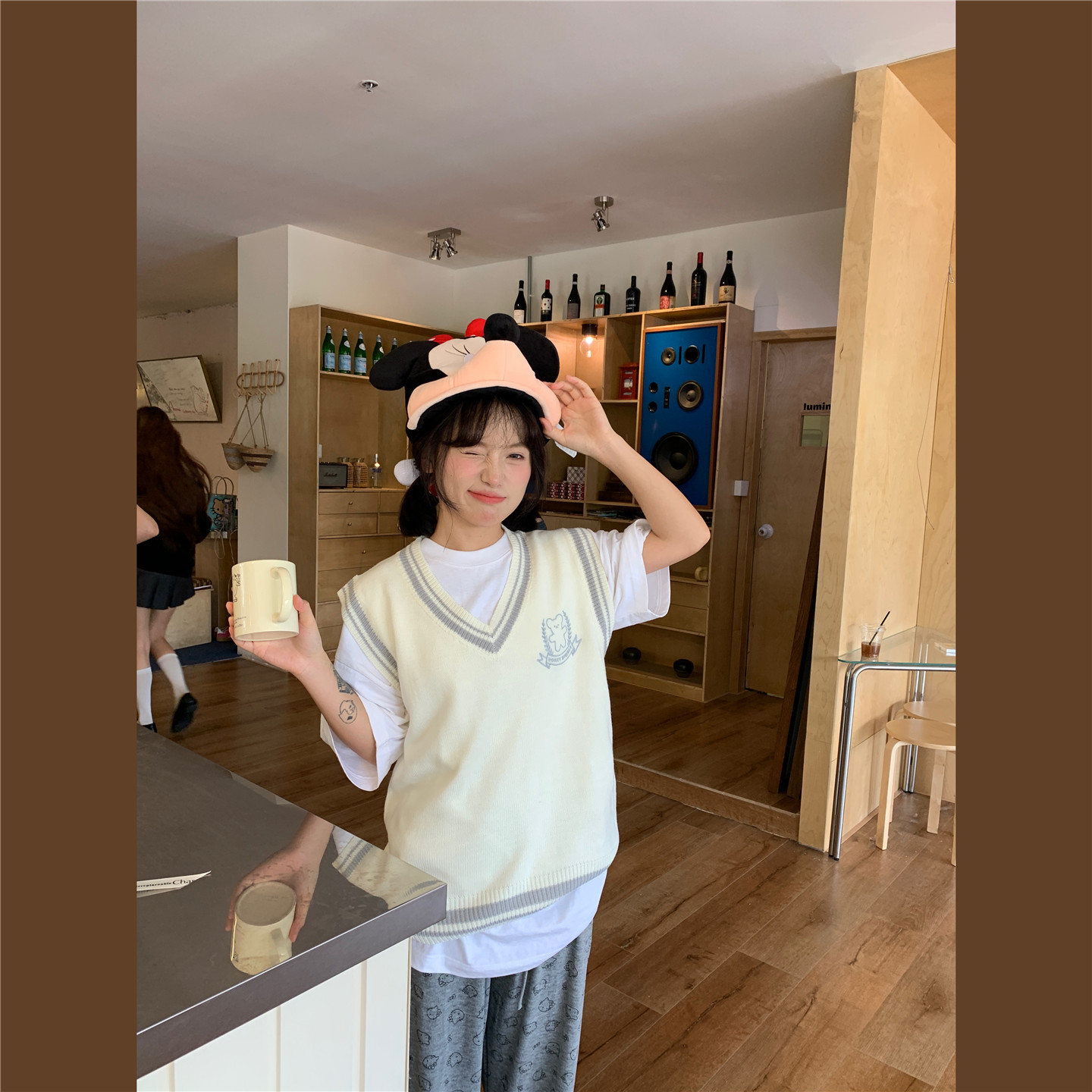 减龄复古慵懒小熊马甲米色上衣