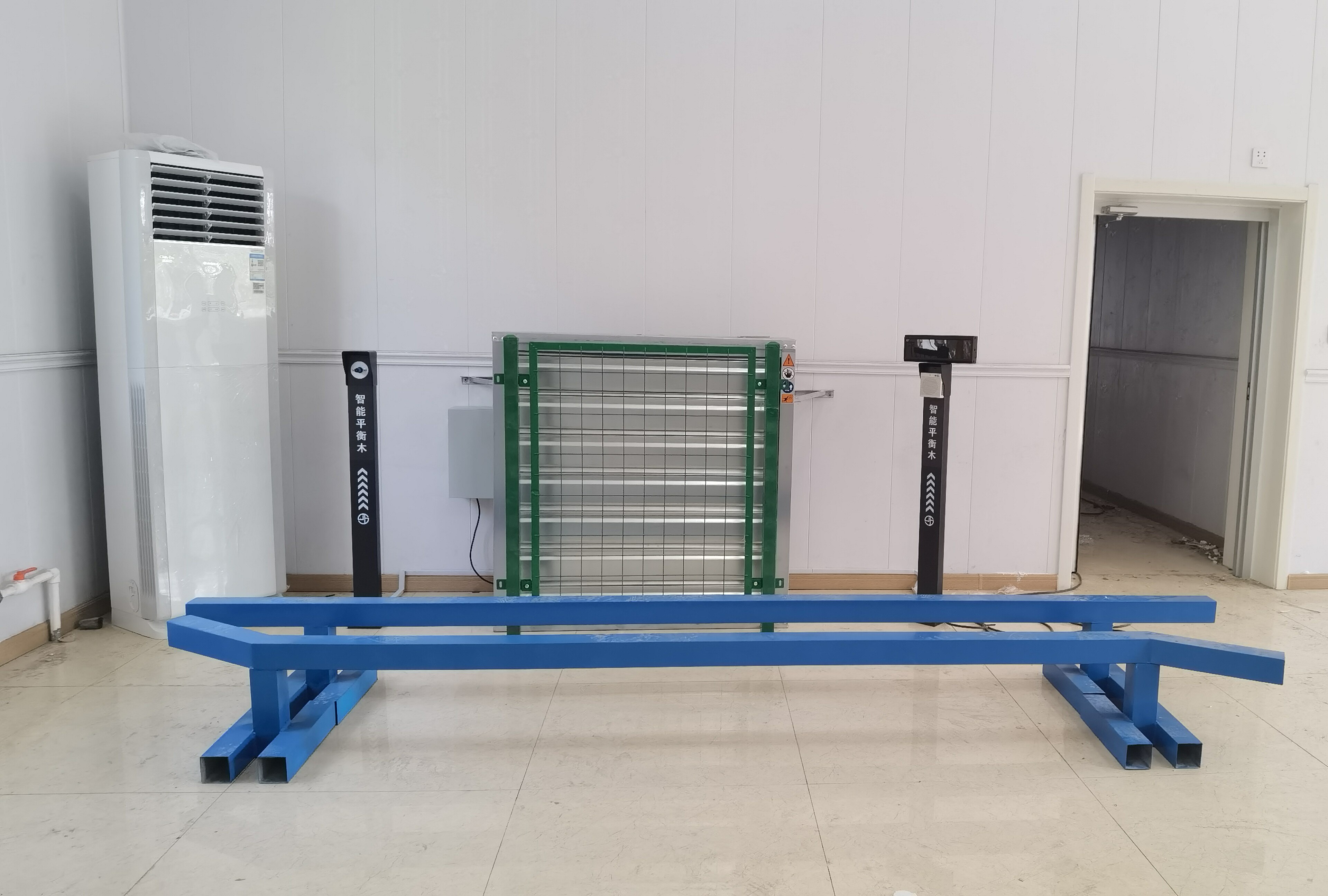 智能平衡木体验智能大马力风机模拟高空环境下风力对人体行走的阻