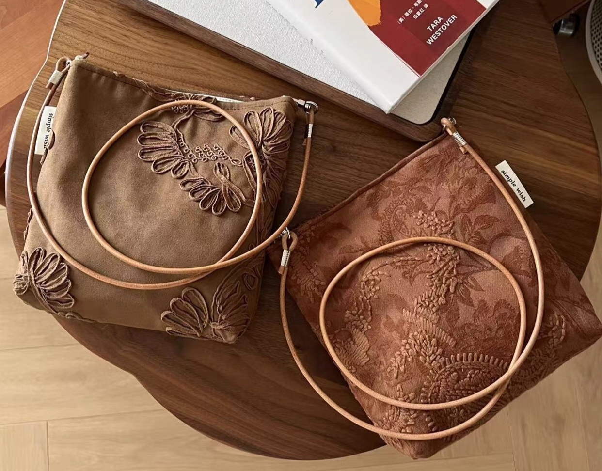 粉豆包新款复古小众单肩斜挎包 简约百搭小布包 绣花刺绣绒手机包