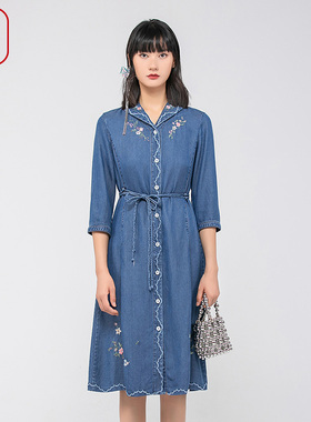 渔牌春装女2024年新款女水洗牛仔翻领刺绣花开扣连衣裙子FGGA0086
