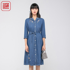 渔牌春装女2024年新款女水洗牛仔翻领刺绣花开扣连衣裙子FGGA0086