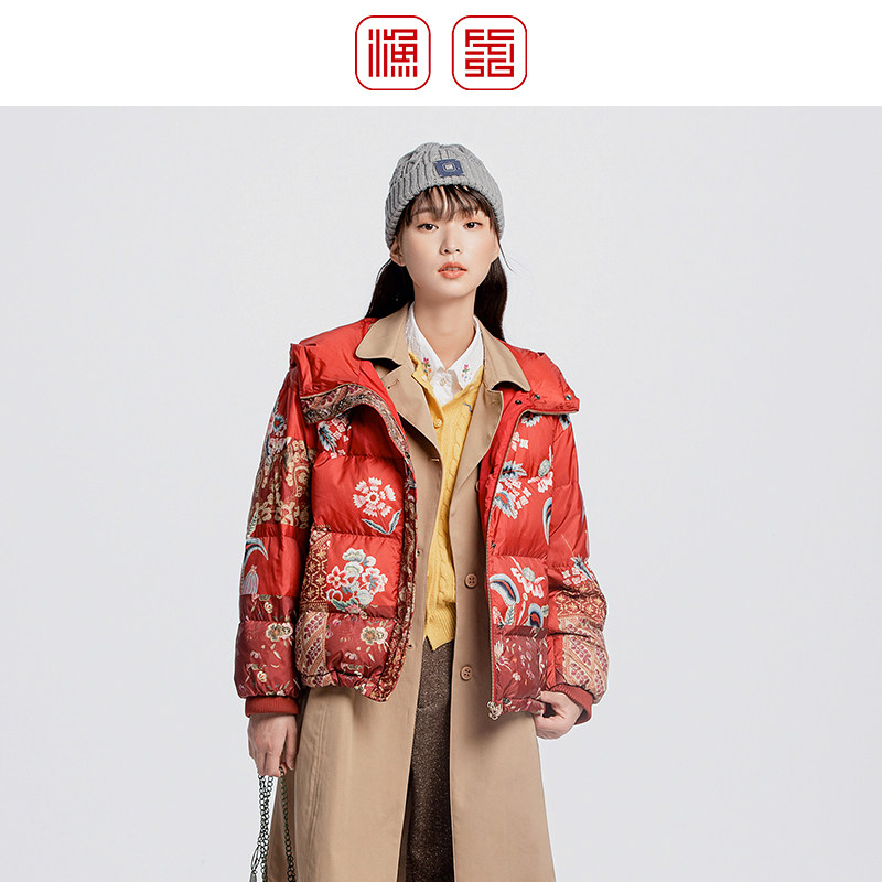 渔服饰羽绒服女款2024新款短款鸭绒带帽印花休闲羽绒外套FGGC5017