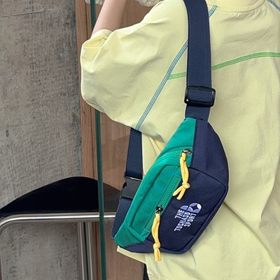 男童胸包时尚字母小男孩斜挎包儿童外出撞色休闲女孩腰包零钱包潮