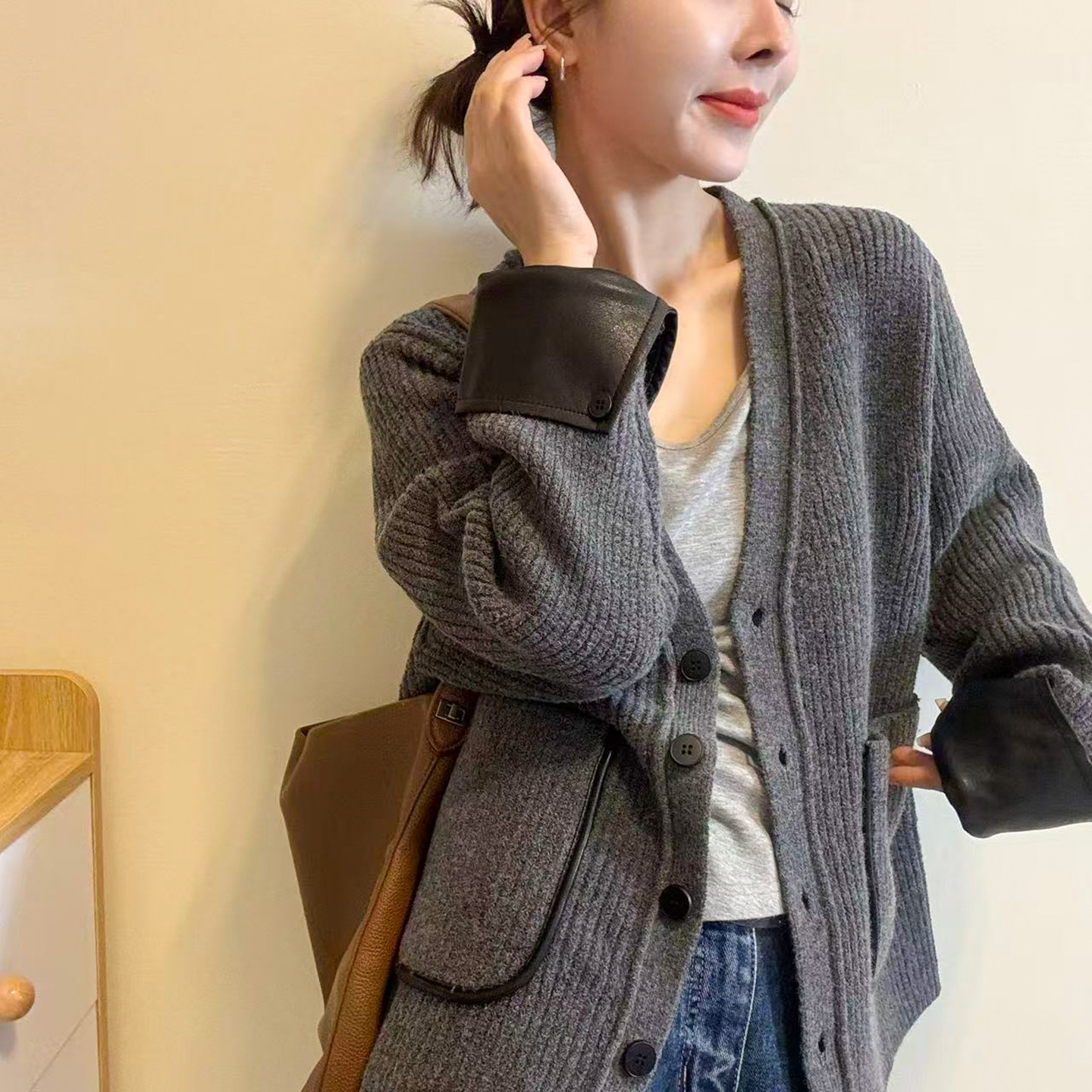 袖口拼皮羊毛针织开衫女欧货毛衣