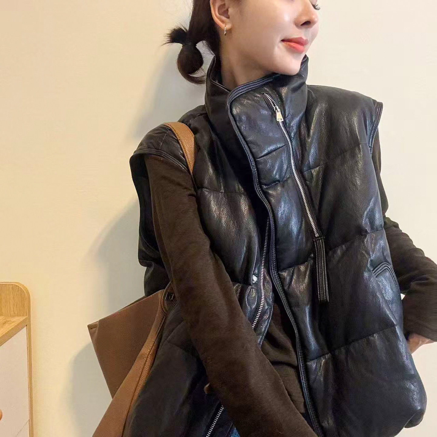 90白鸭绒PU皮羽绒马甲女欧货外套