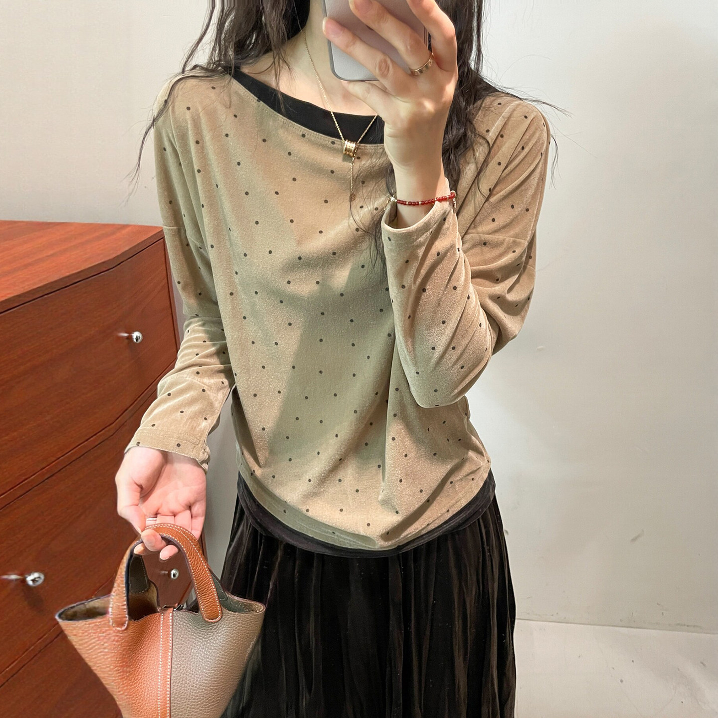 撞色波点一字领金丝绒T恤女欧货