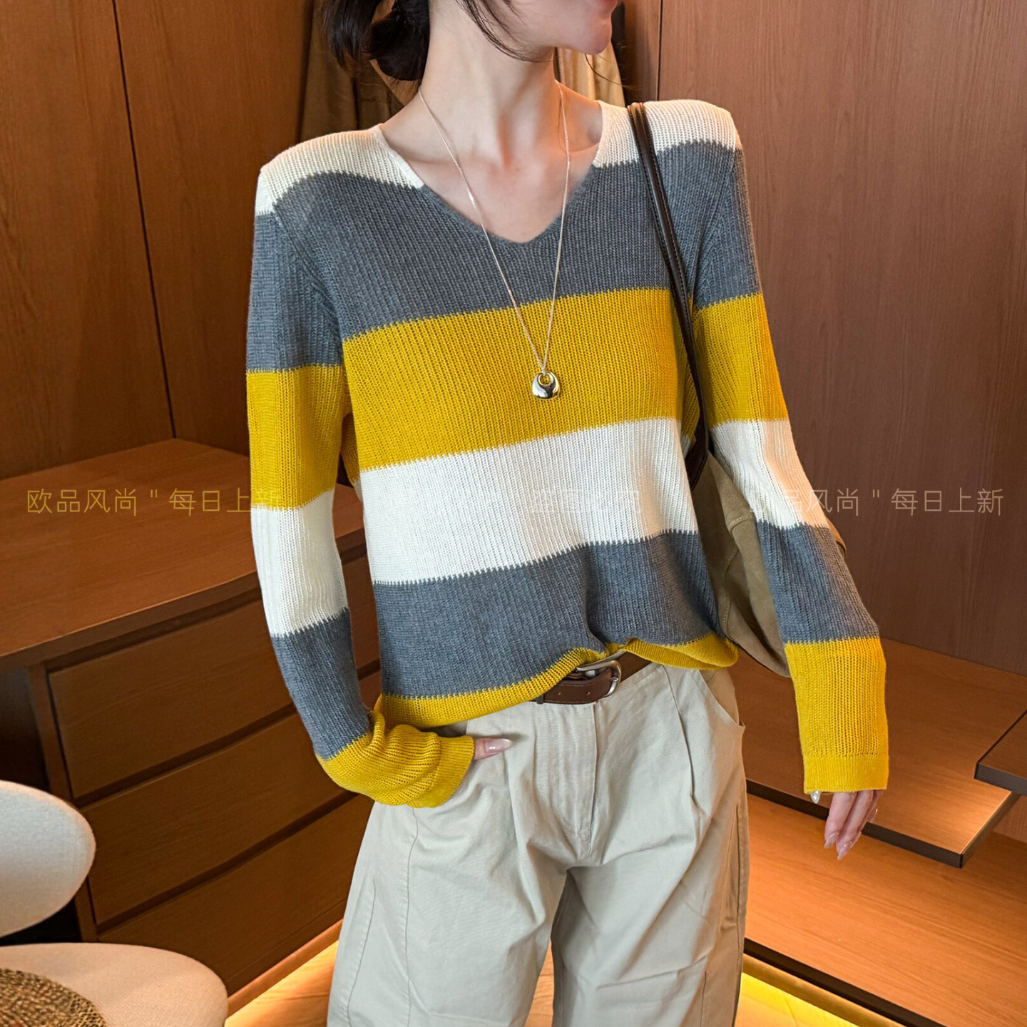 撞色条纹V领绵羊毛桑蚕丝针织衫
