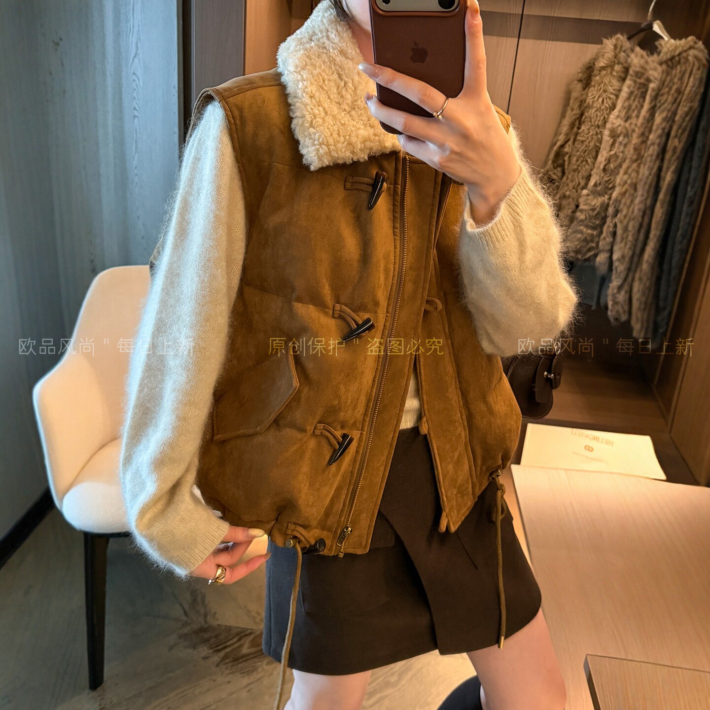 牛角扣羊羔毛领羽绒服马甲短外套