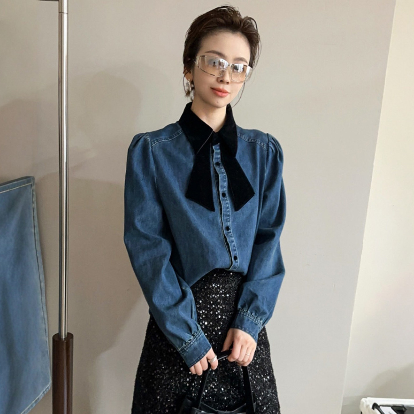 金丝绒蝴蝶结翻领牛仔衬衫女欧洲站2025冬装新款欧货女装打底衫潮