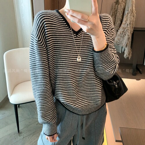 撞色条纹V领浣熊绒针织衫女欧货