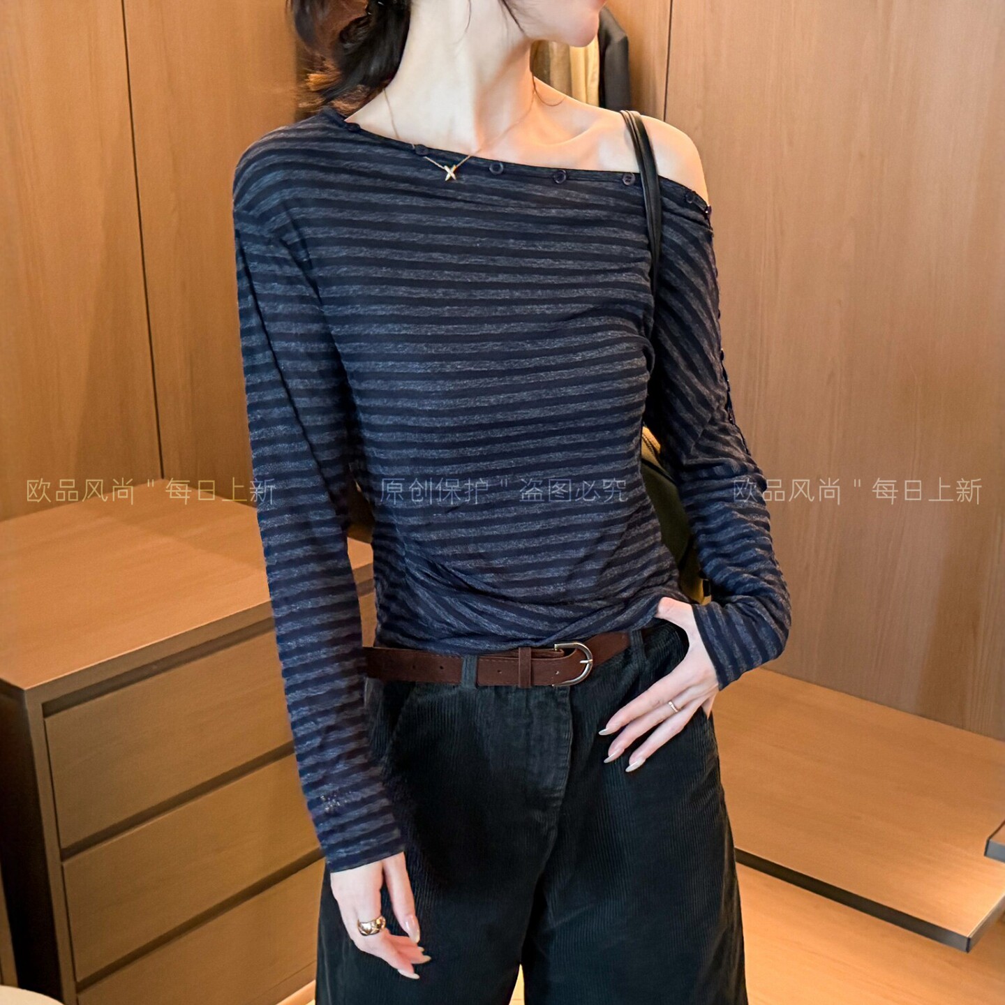 一字领露肩纽扣条纹T恤女欧洲站