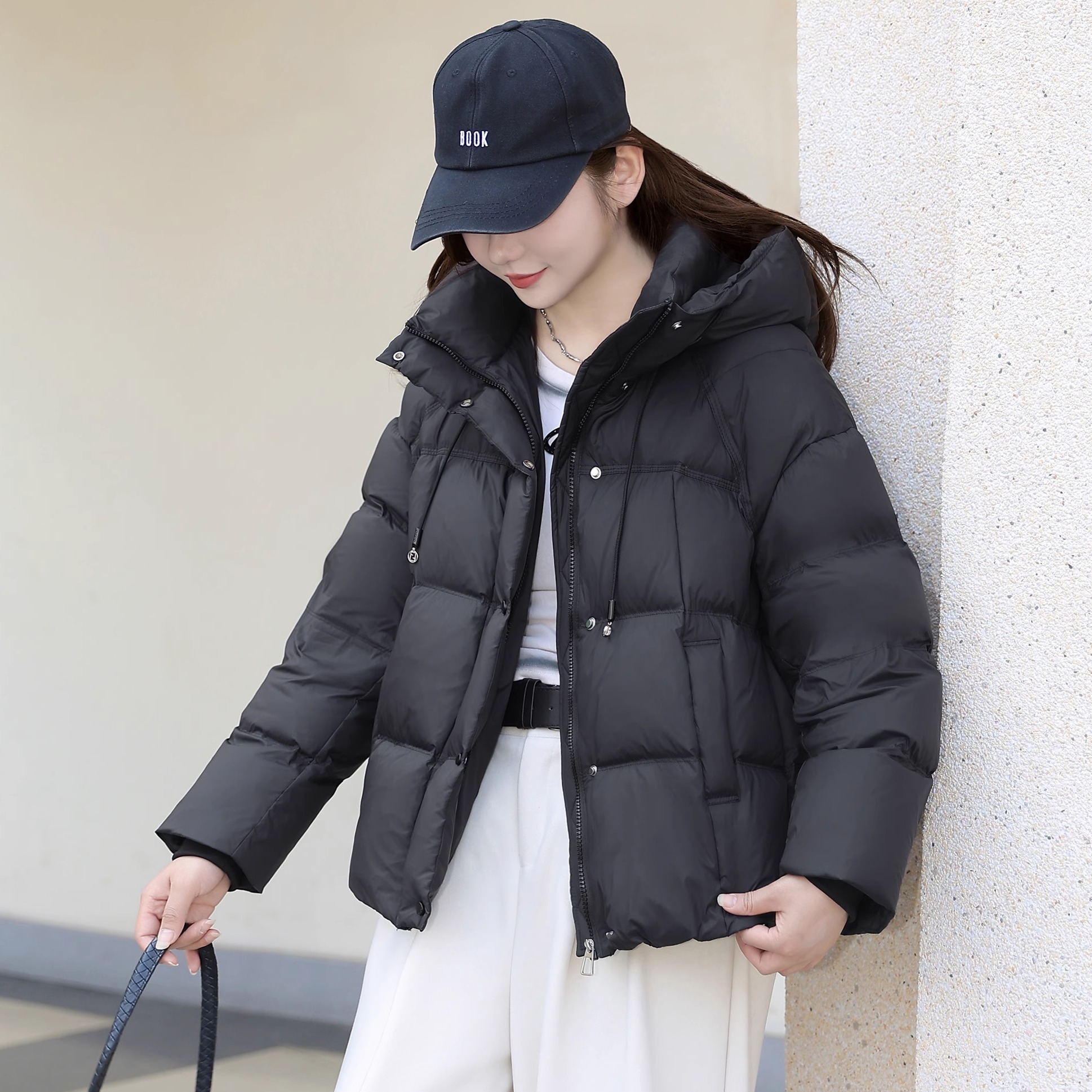 短款羽绒服女黑色连帽保暖小个子轻薄短外套中年妈妈白鸭绒外套女