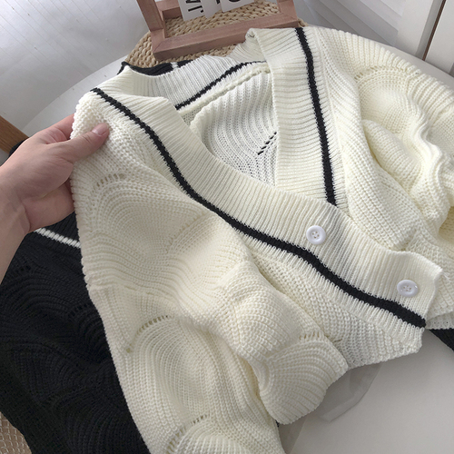 2022 Korean style chic retro temperament girl Western style age-reducing knitted cardigan loose V-neck short all-match top