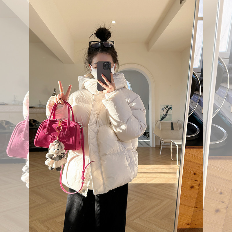 金苏一白色短款羽绒服